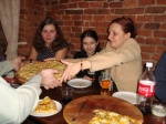 Jola i Piotr kładą pizzę na stół