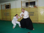 Sensei Robert pokazuje na Angeli nikyo