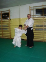 Sensei Robert pokazuje nikyo na Kamilu