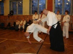 Sensei Robert pokazuje na Grzeku technik aikido