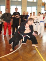 Sensei Pawe Ner pokazuje technik