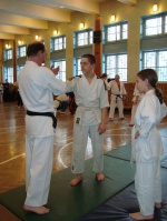 Sensei Marchewka tumaczy technik Kubikowi i Sebastianowi