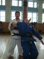 Sensei pokazuje technik na Sensei Jurku