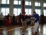instruktor Oleksandr Gorbatiuk tumaczy obron przed kopniciem