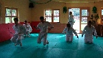 Edwin, Sebasian, Tymek i Micha wykonuj jumping