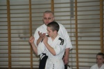 Sensei Robert pokazuje na Sebastianie atemi