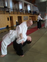 Sensei Robert wykonuje techniik do wygicia na Dawidzie