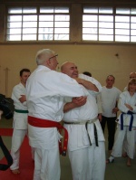 Hanshi Wingrove pokazuje jeden z uciskw