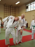 Hanshi Wingrove pokazuje jeden z uciskw