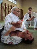 Hanshi Wingrove pokazuje jeden z uciskw na siedzco