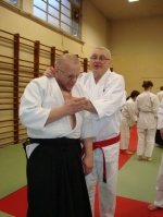 Hanshi Terry Wingrowe pokazuje ucisk na Sensei Robercie