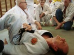 Hanshi Wingrove pokazuje ucisk na nodze na Sensei Jurku