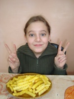 Kubik z porcj frytek przed sob