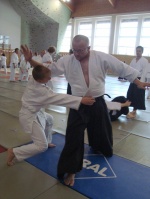 Sensei Robert wykonuje technik na Patryku