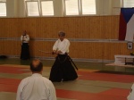 Shihan Yoshida pojazuje technik Iaido
